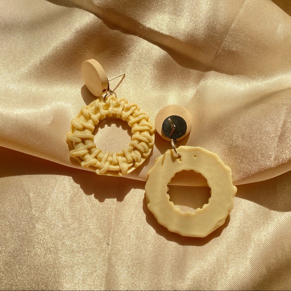 LAST ONE 💖Straw Wicker Earrings - Picture 2 of 6